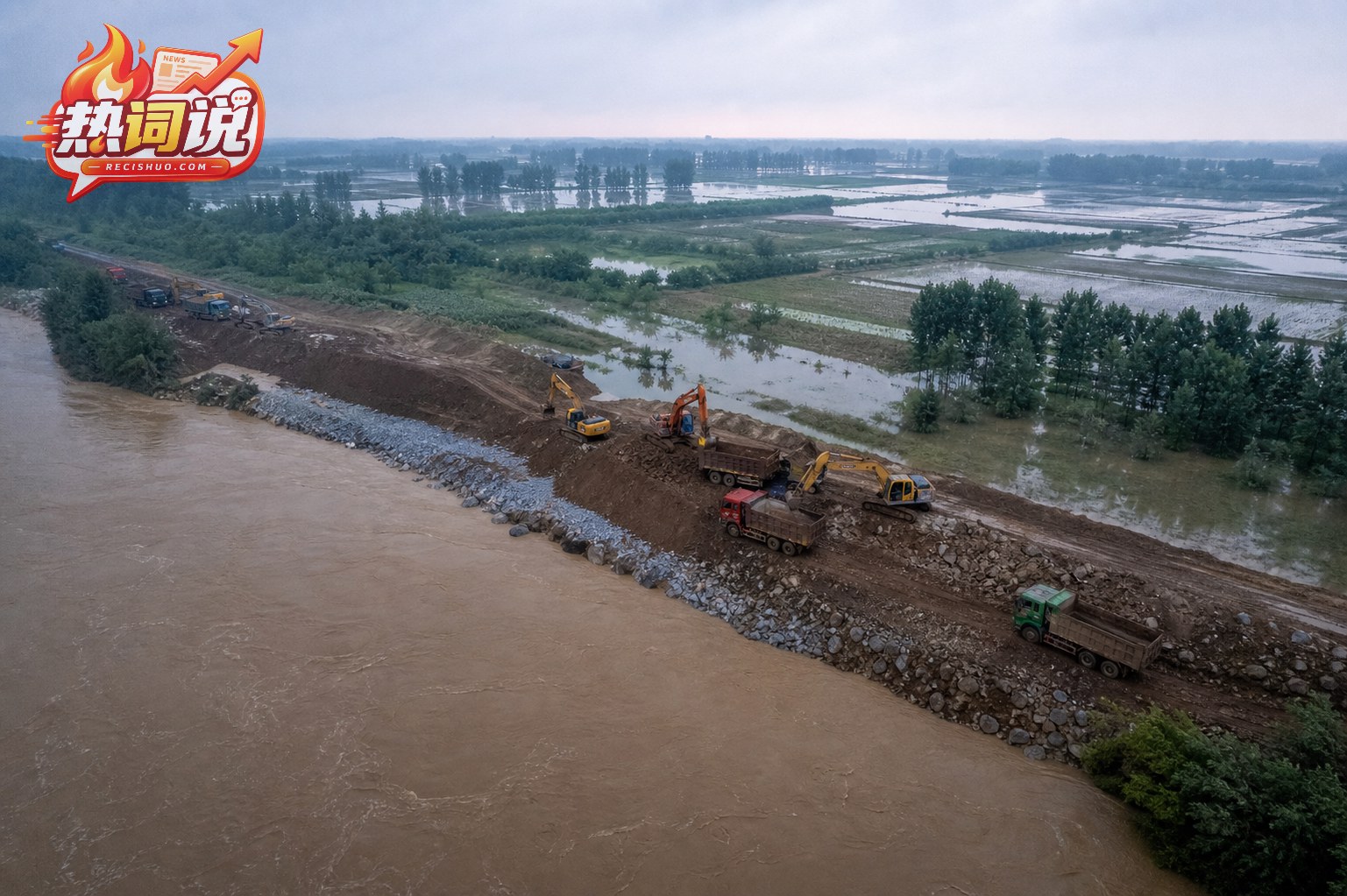 雨后河道堤防合龙处开展土石方加固作业的航拍场景
