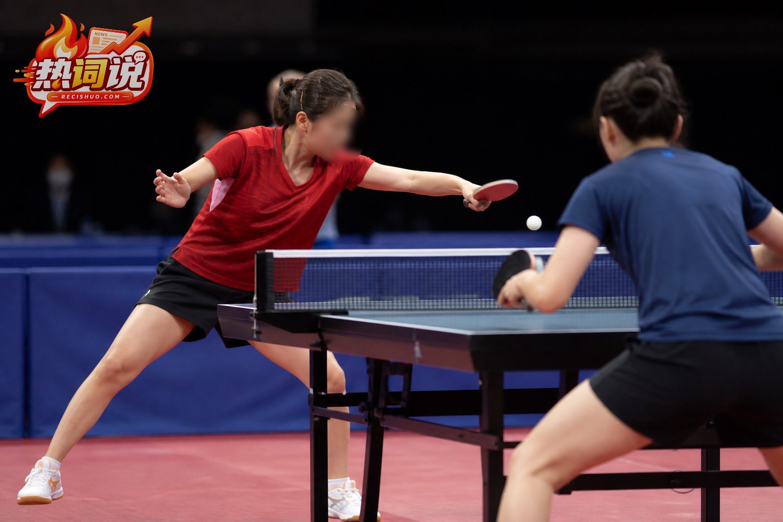 女子乒乓球运动员在近台快速衔接中完成正手回球