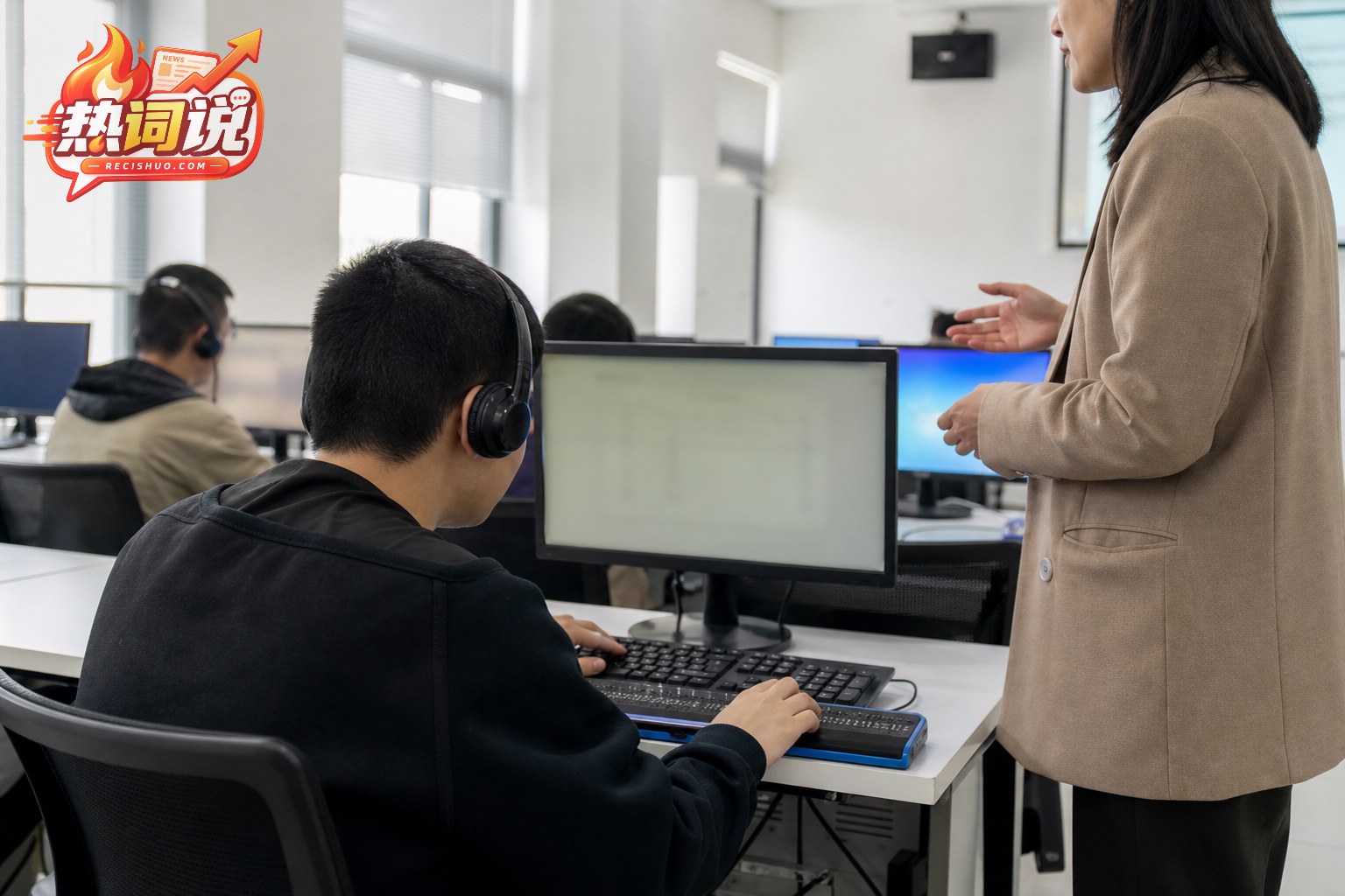 视障学生在无障碍计算机教室使用盲文显示设备
