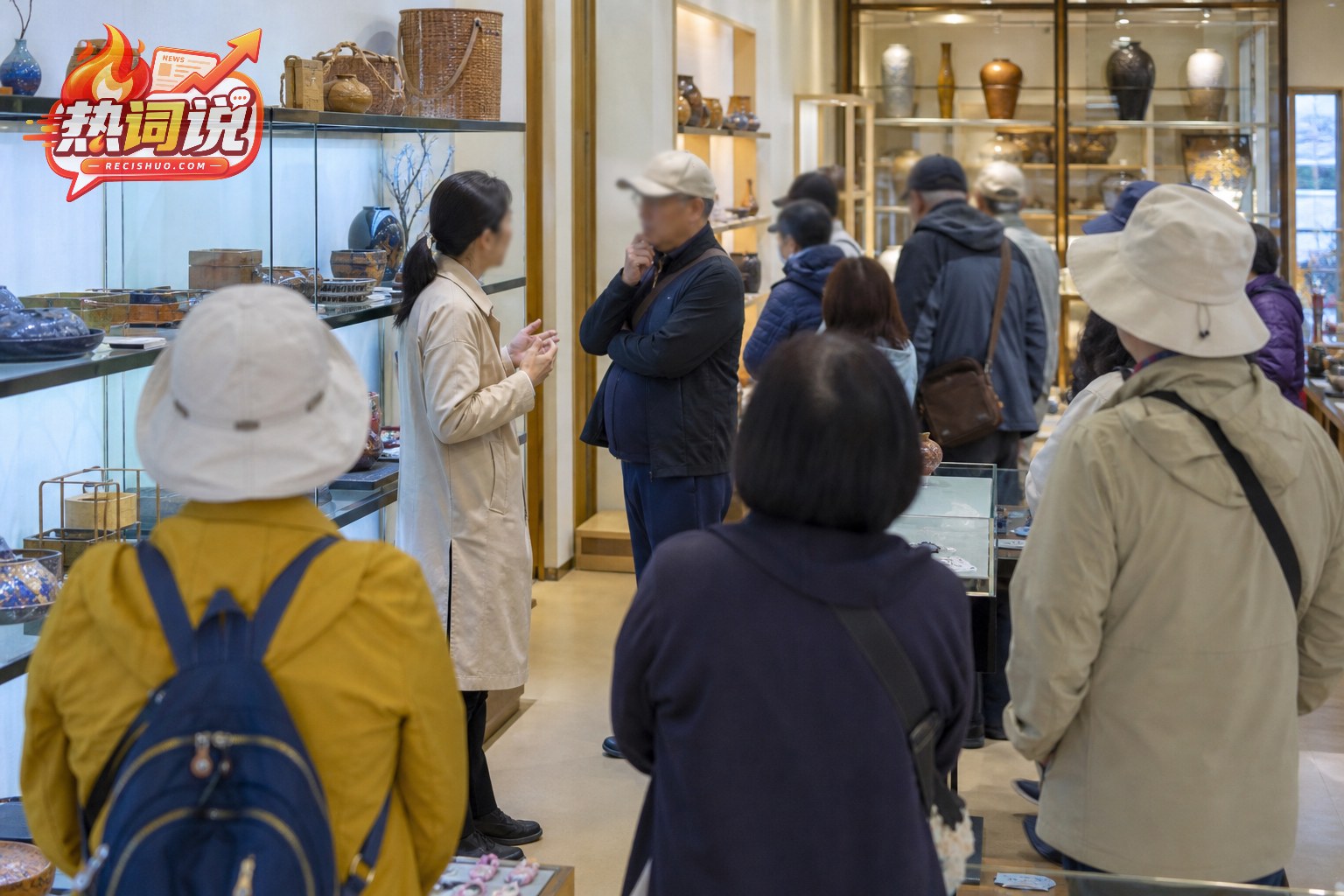 旅游团队在工艺品购物场所停留并就临时购物安排进行沟通