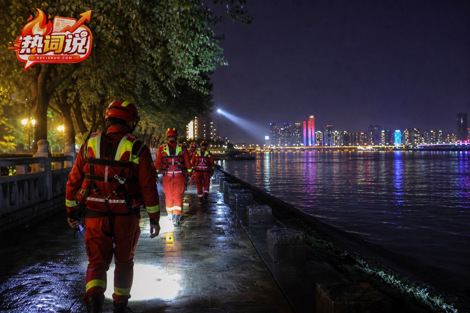 夜间消防救援人员沿城市江岸开展水域搜寻的新闻配图