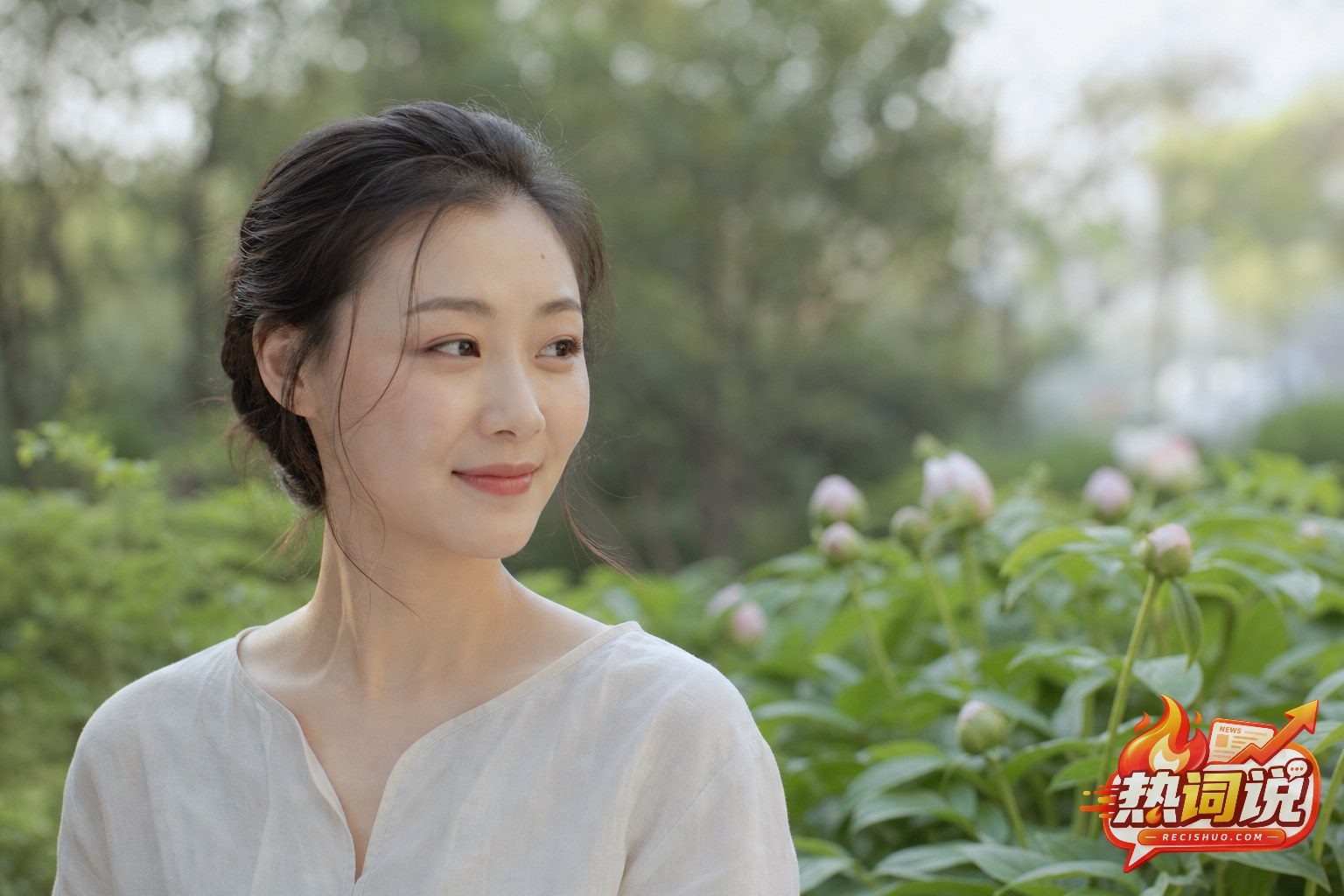 清晨花园中一位年轻女性露出自然含蓄微笑的横版人像