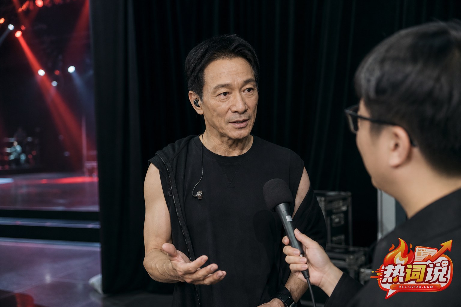 资深男歌手在演出后台接受采访并交流健康管理话题