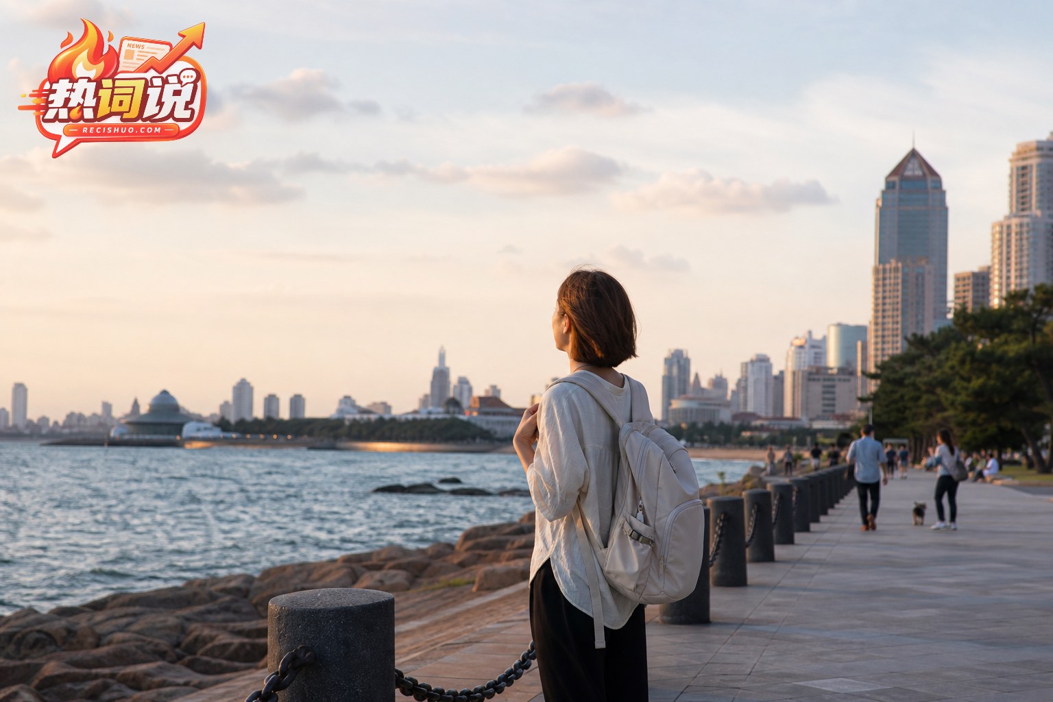 傍晚海边城市步道上,一名轻装旅行者停下脚步感受海风