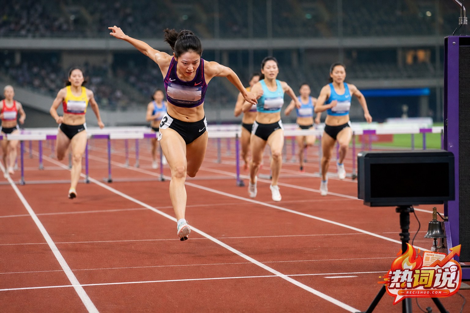 女子100米栏选手冲过终点线的比赛瞬间