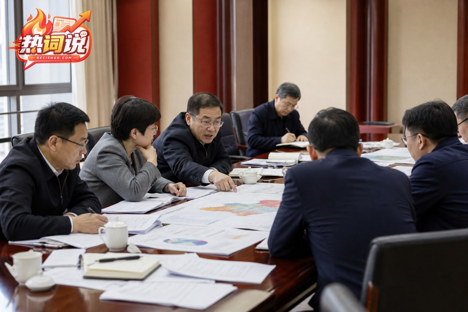 政策研究人员围绕经济发展材料进行研讨的会议场景