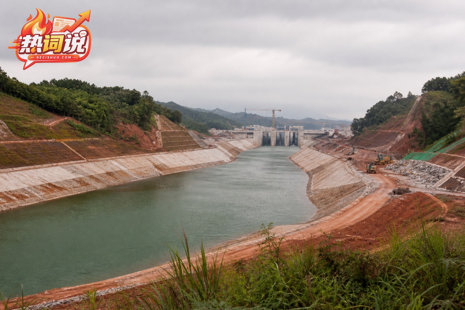 广西丘陵河谷中的平陆运河航道、护岸及船闸建设场景