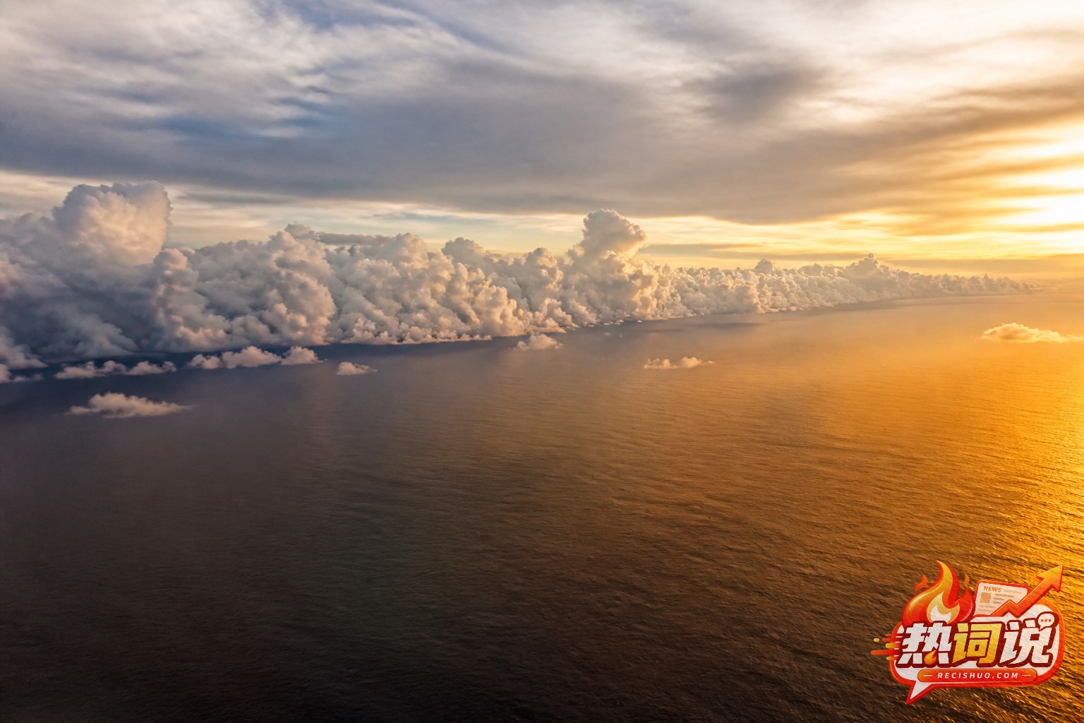 夕阳下热带太平洋暖海面与大范围对流云系的航拍景象