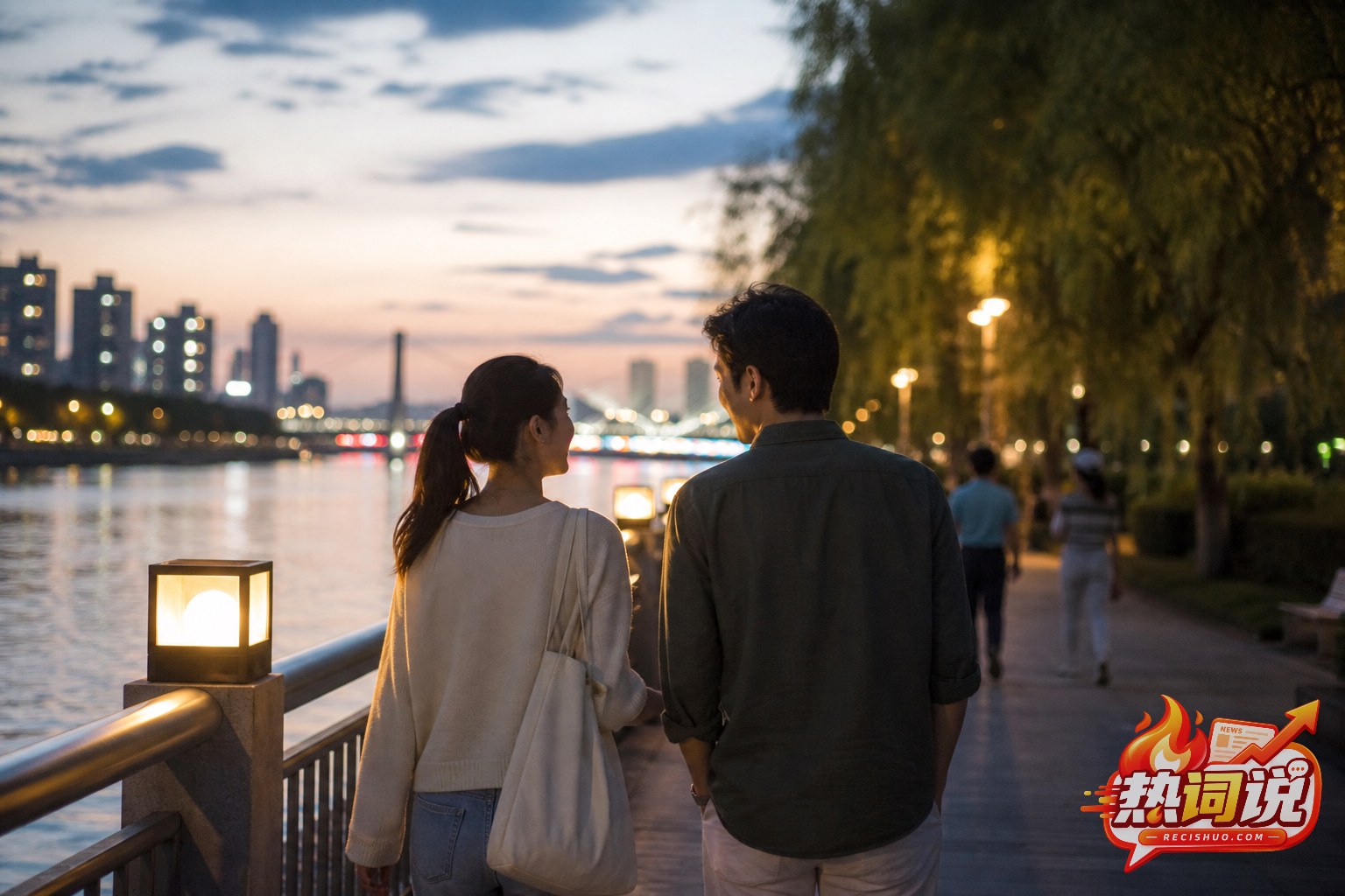 七夕夜晚一对成年情侣并肩漫步在城市河畔