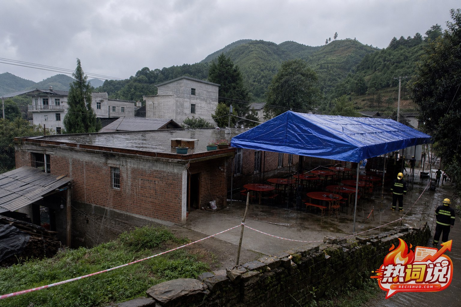 雨后四川乡村院落内搭有临时宴席彩棚,远处人员正在查看现场环境