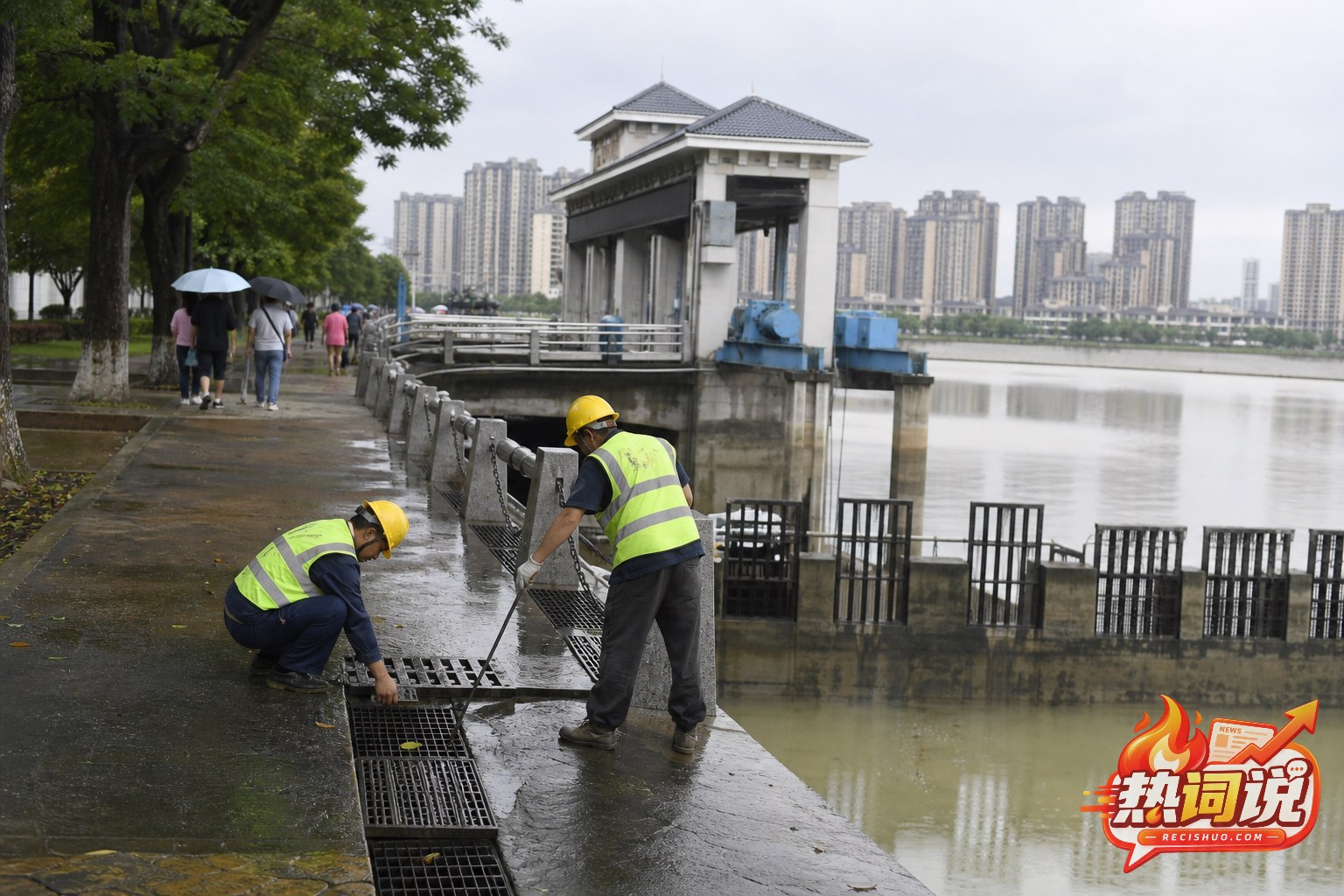 雨后城市河岸工作人员检查排水和水位设施