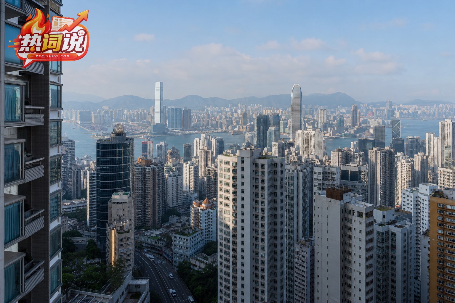 香港维多利亚港两岸密集住宅与商业楼宇的城市全景