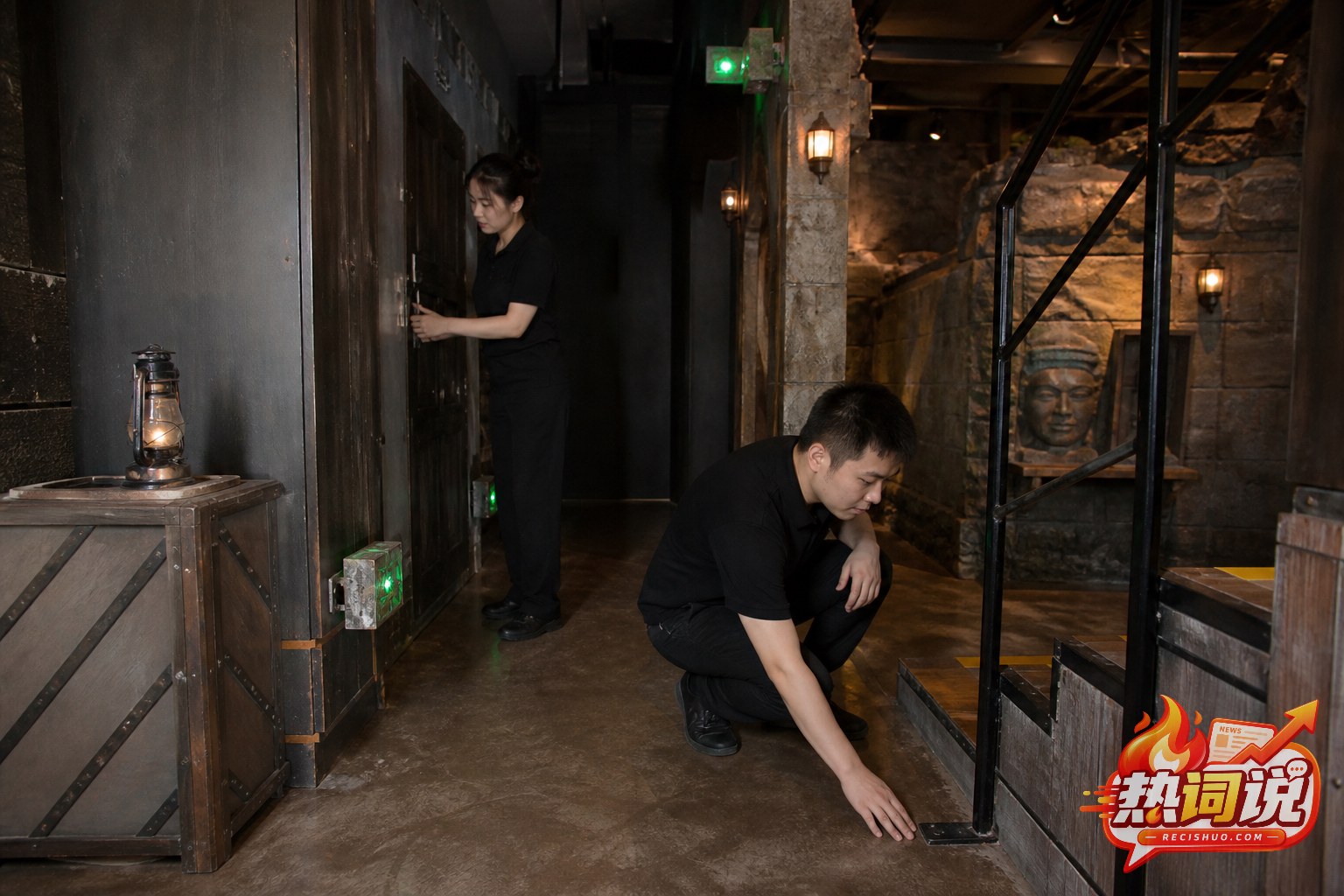 密室工作人员在营业前检查门锁、地面与楼梯扶手