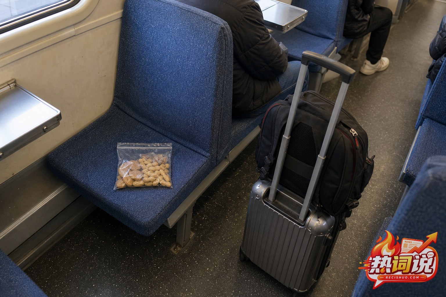 普速列车空座上的零食与过道旁旅客行李
