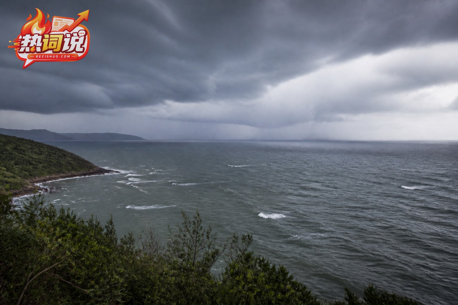 乌云和雨幕笼罩北部湾近岸海面的台风天气景象