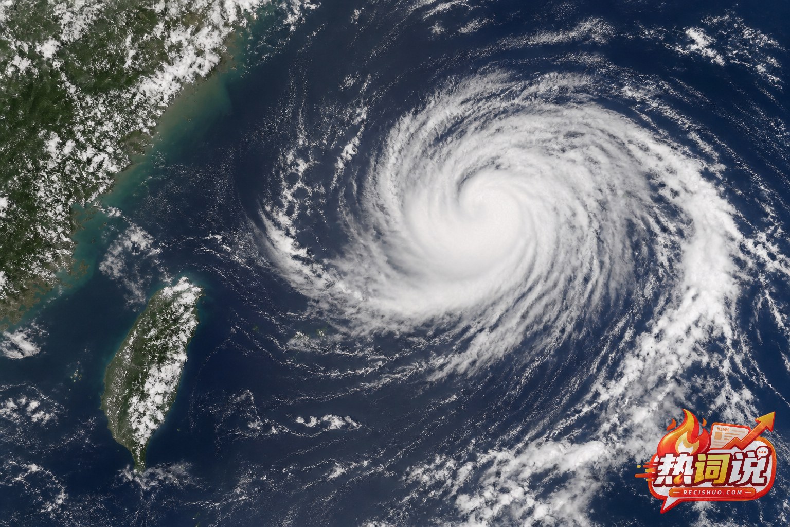 西北太平洋热带风暴云系与台湾附近海域的卫星视角画面