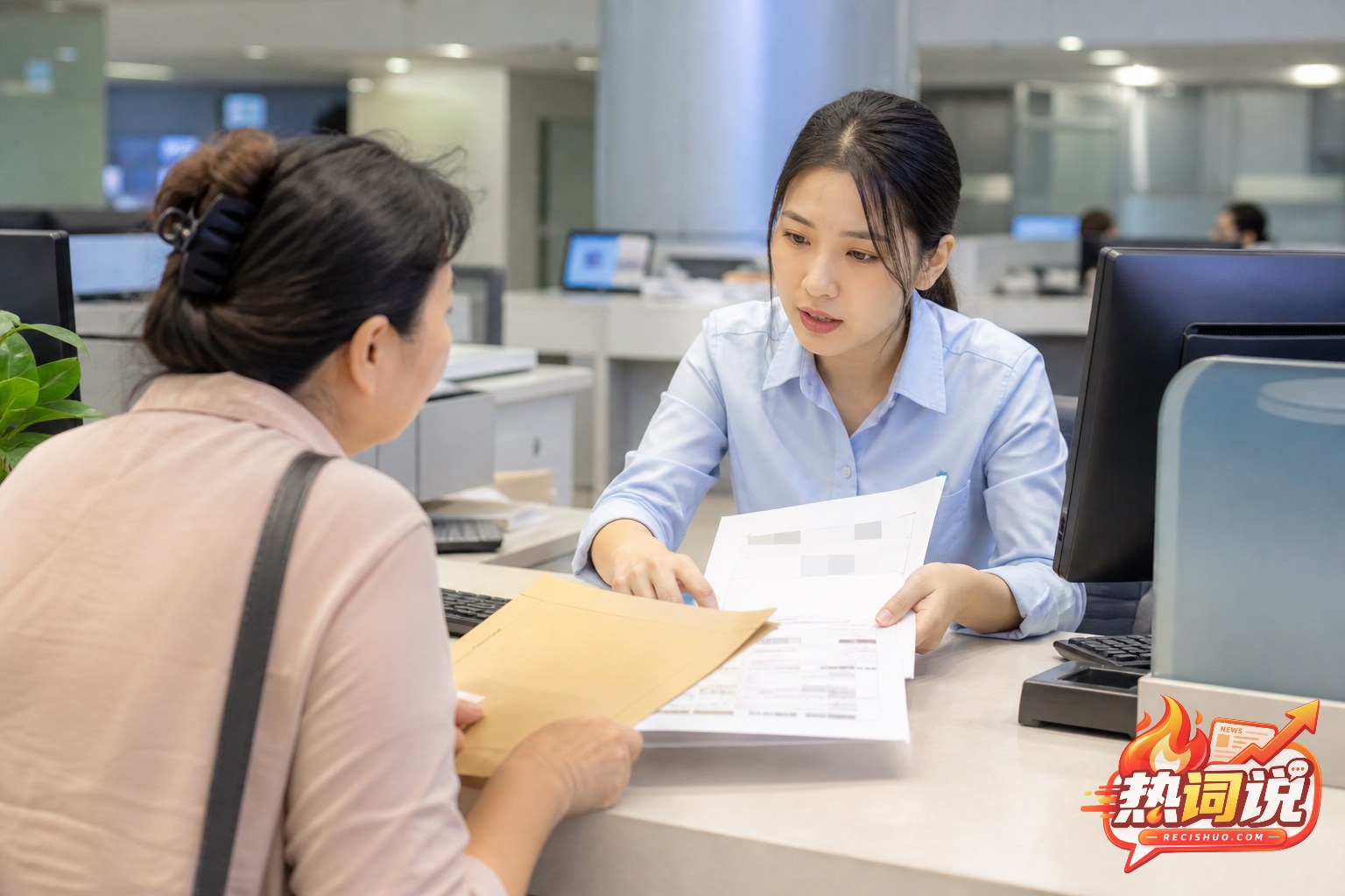 家属在公共服务窗口提交金融账户查询材料