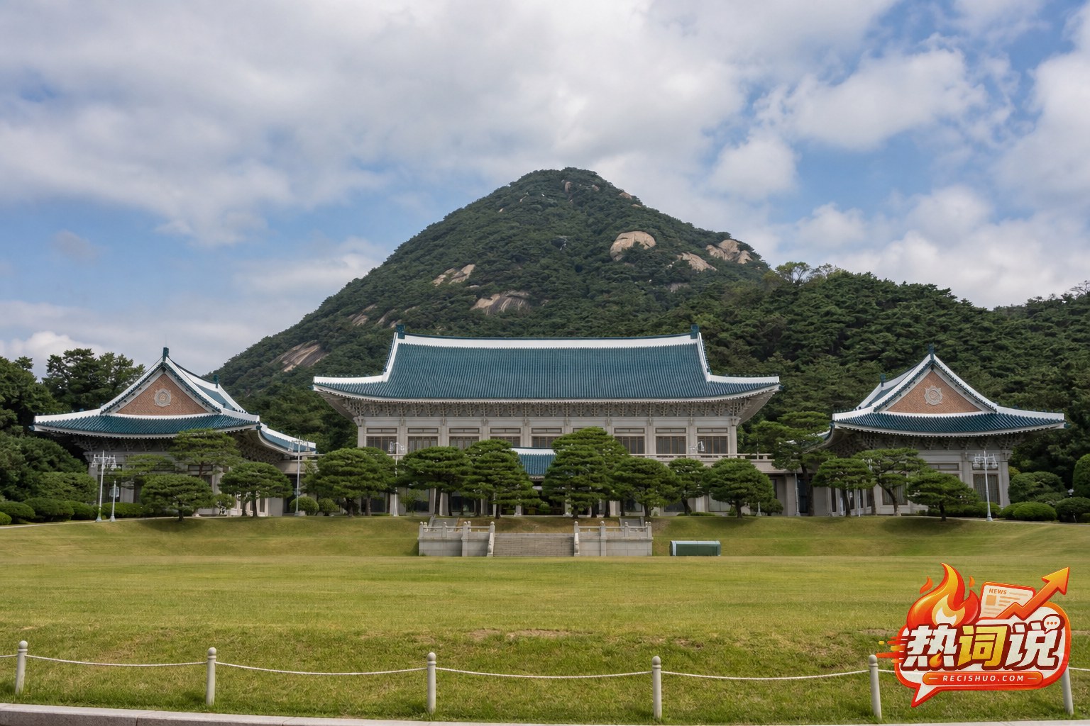 青瓦台蓝瓦建筑群与后方山景的横版全景