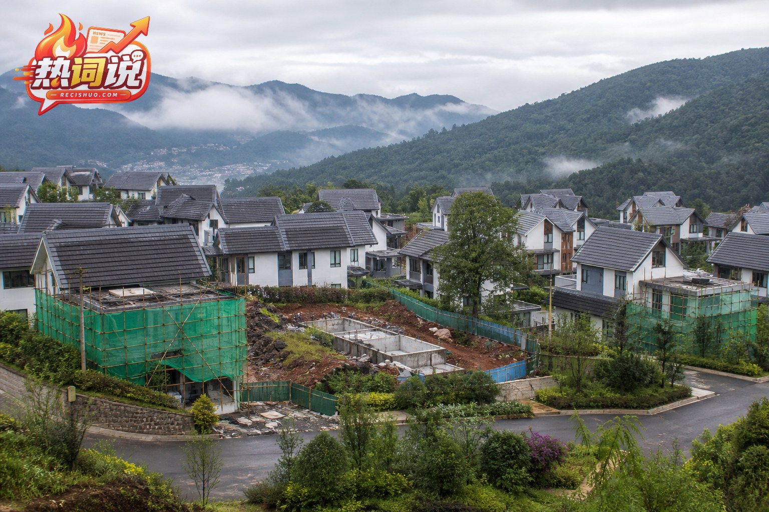 云南山地别墅小镇内多处住宅出现开挖和加建施工的纪实场景