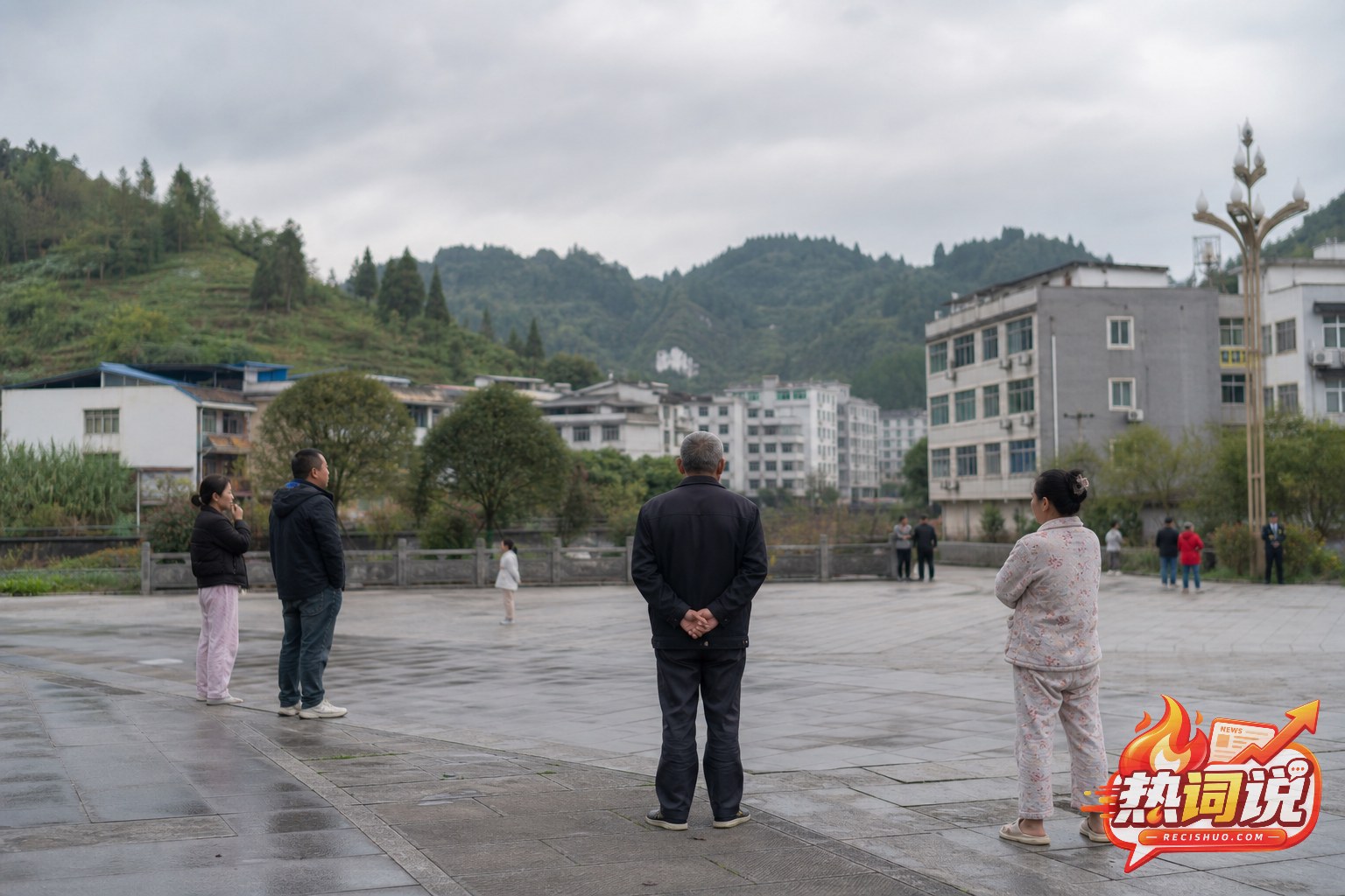 川南丘陵县城居民在清晨开阔区域有序停留的纪实场景
