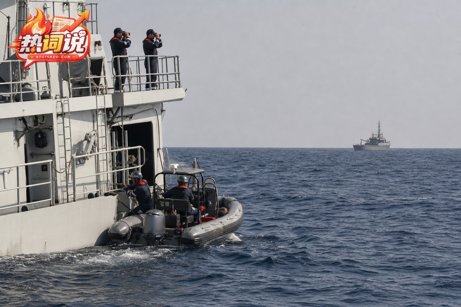 海上搜救人员乘小艇离开巡逻船并协同搜索目标海域