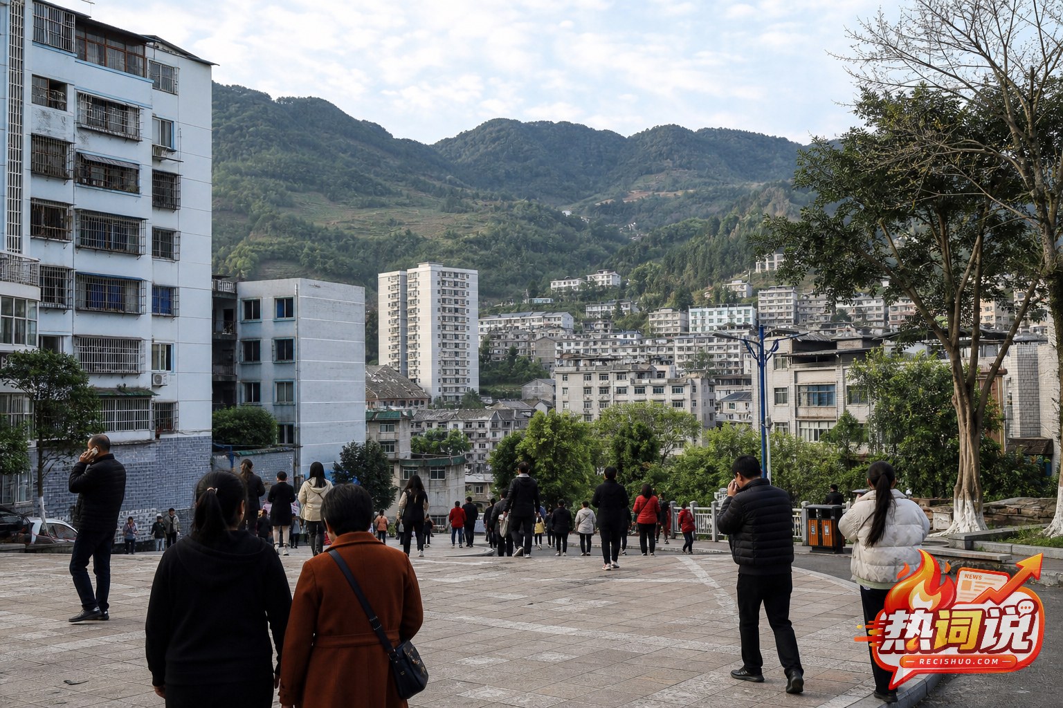 四川西南山区县城居民在地震后有序前往开阔区域