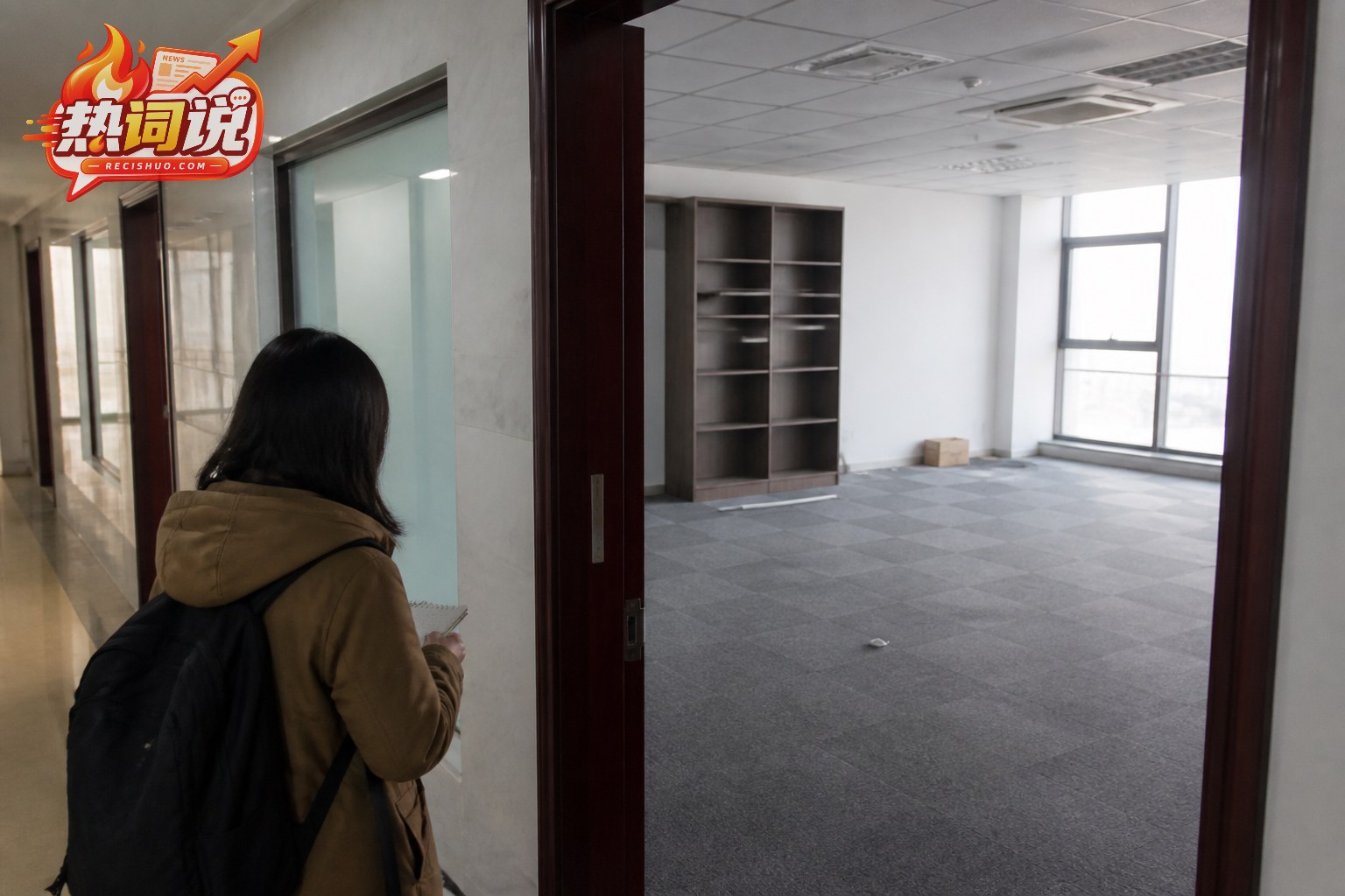 记者在走廊查看已经搬空的消杀公司原办公场所