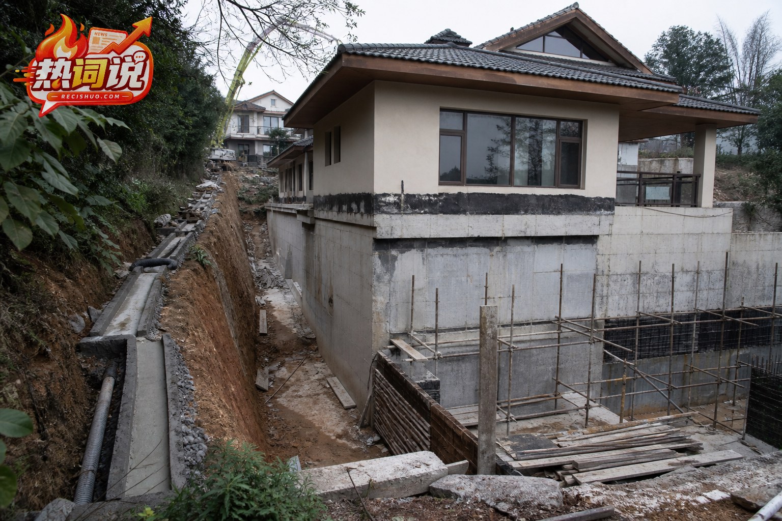 山地别墅侧后方开挖地下空间并施工挡墙和排水设施的现场