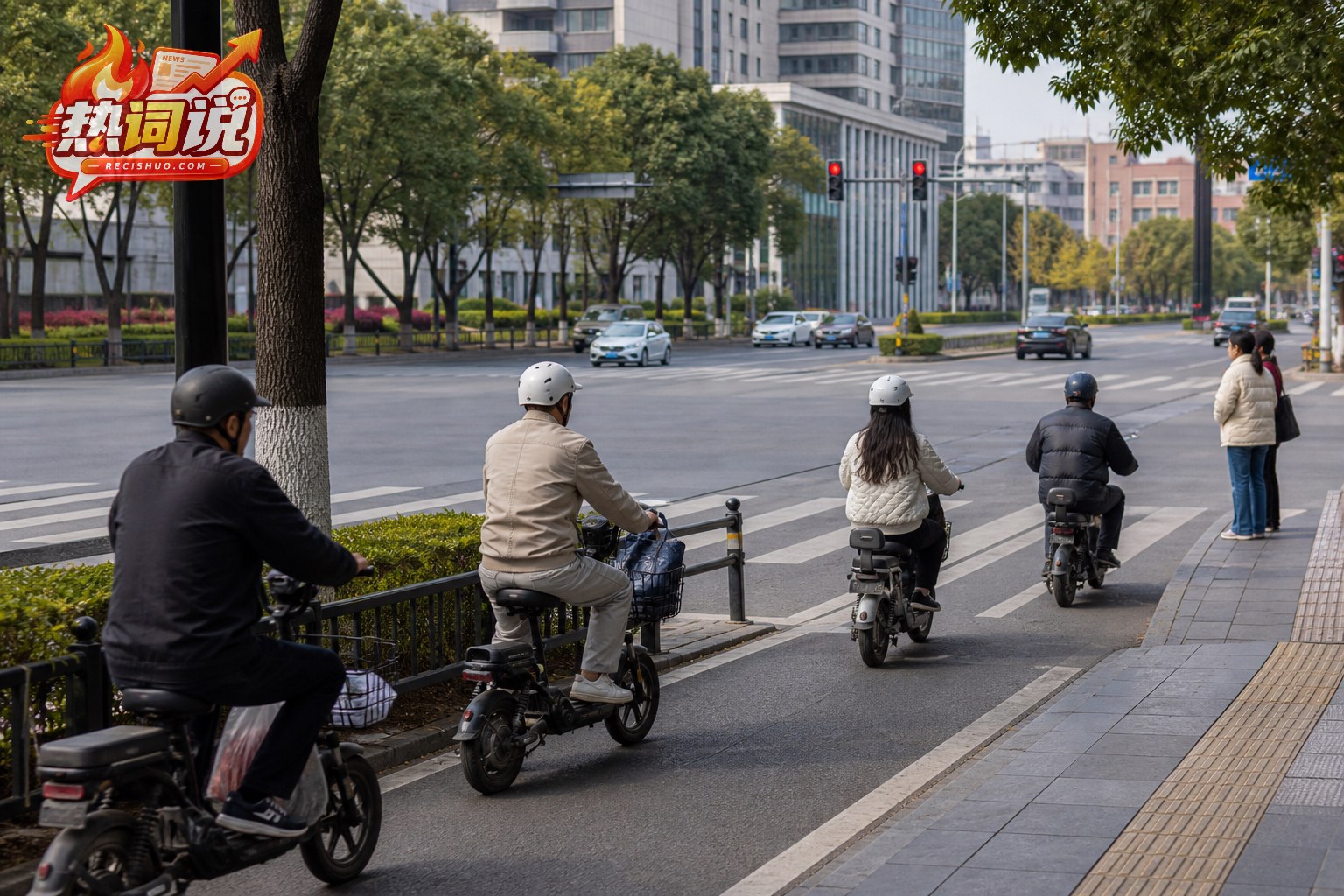 电动自行车骑行者在城市路口信号灯前减速等候