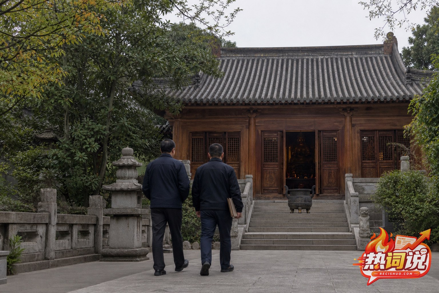 调查人员走向一座寺院建筑了解相关情况的纪实场景