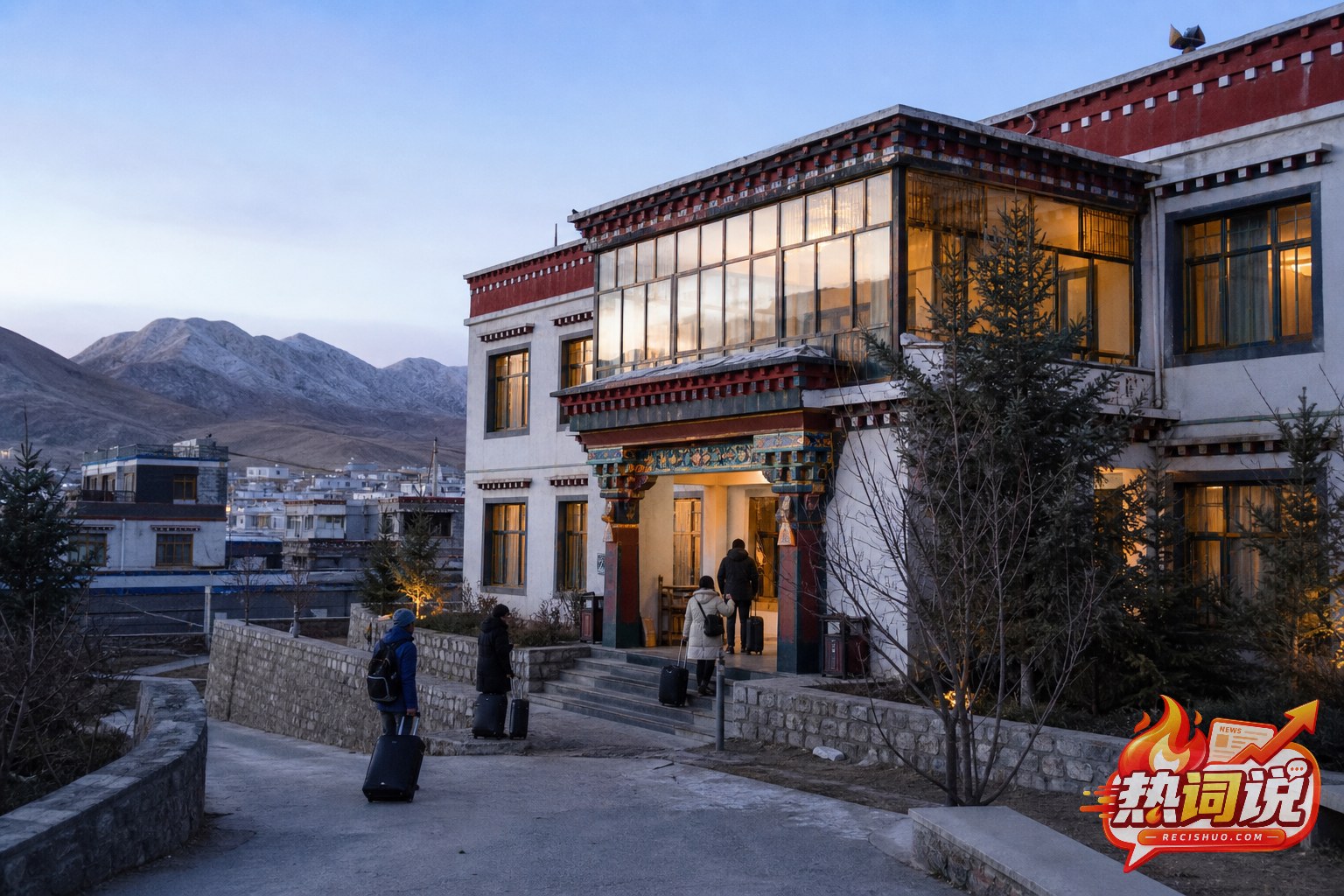 高原城镇中由旧医院建筑改造的酒店外景,旅客拖着行李走向入口