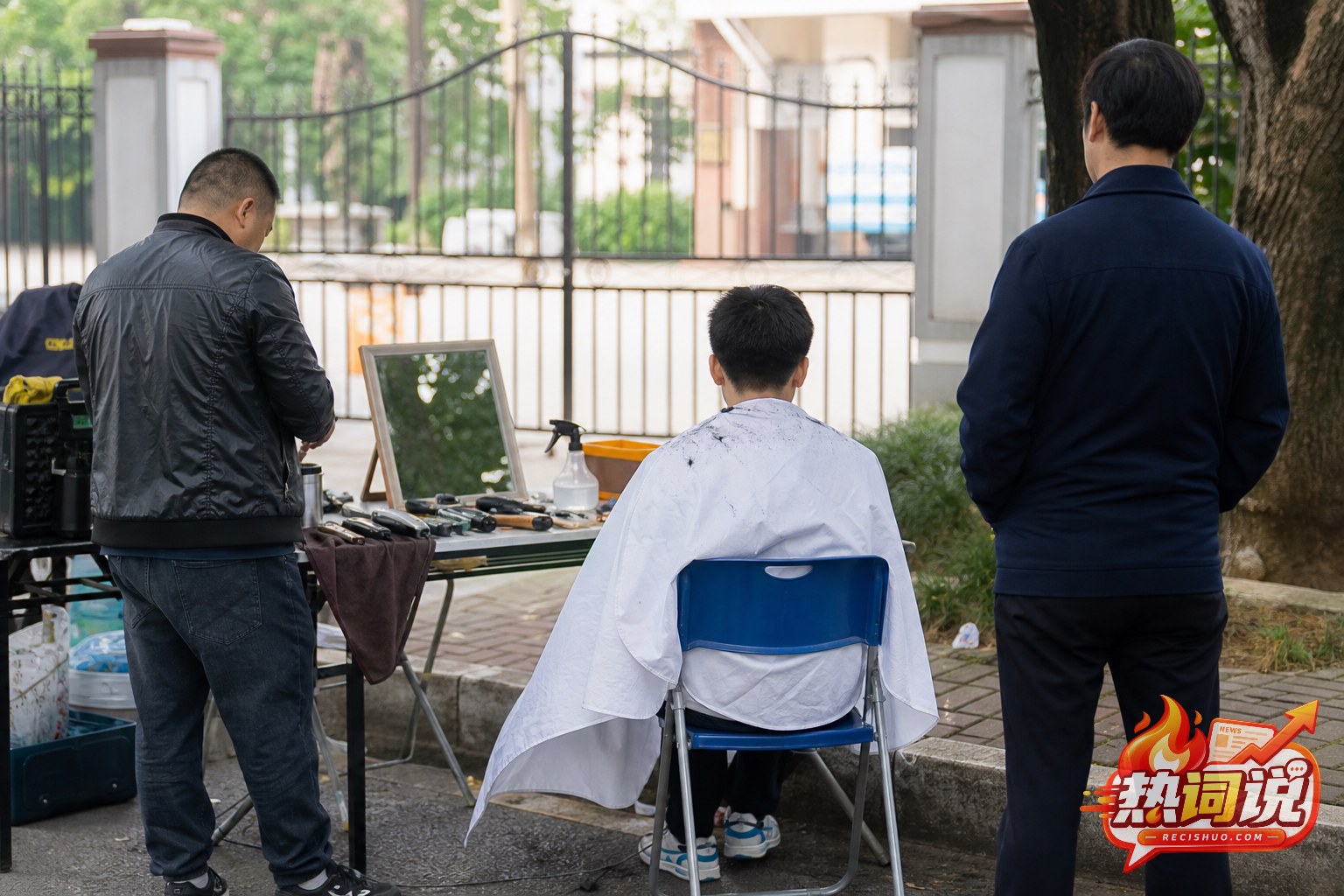 校园门口设置临时理发服务区域的新闻配图