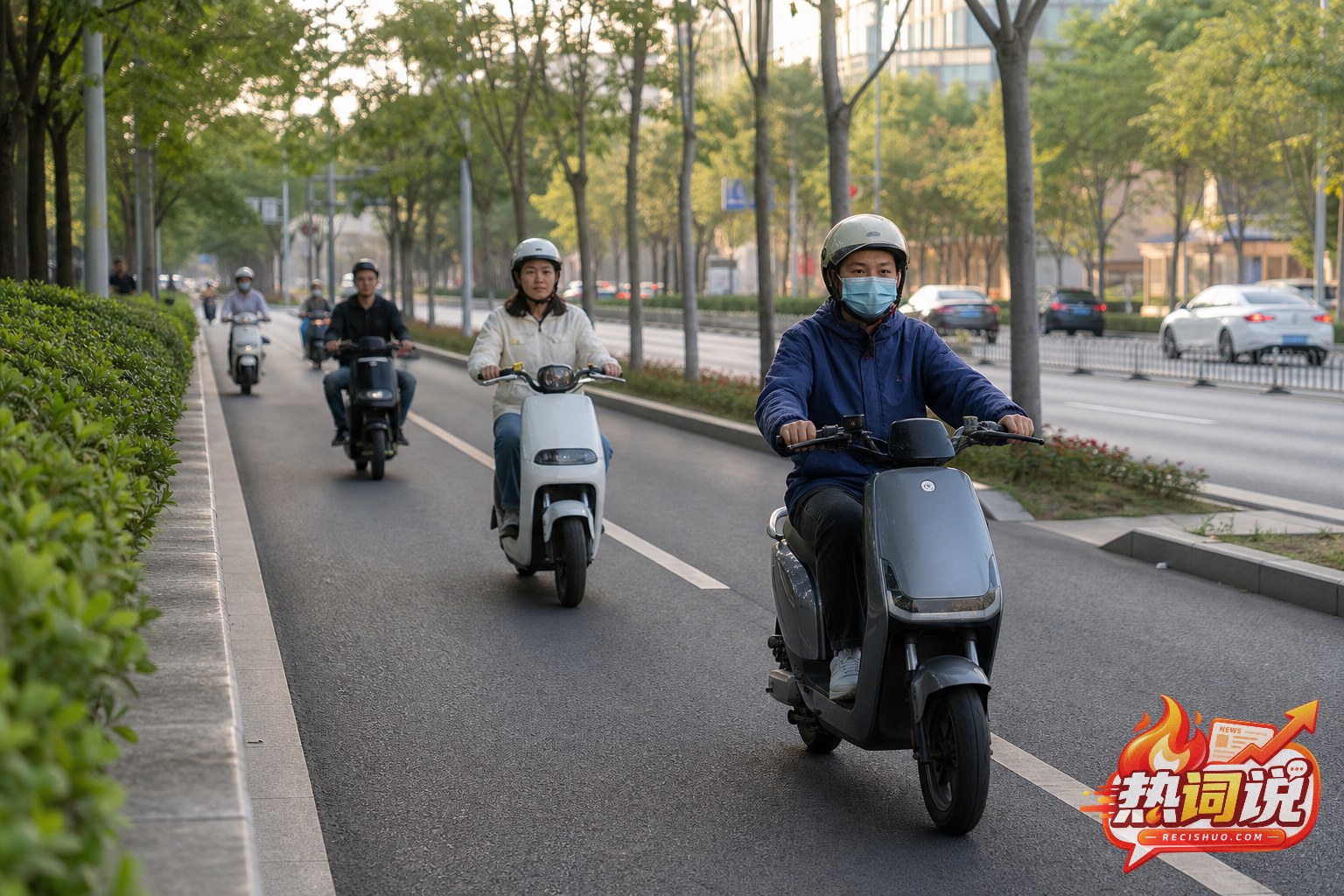 多名佩戴头盔的电动自行车骑行者在城市非机动车道内有序通行