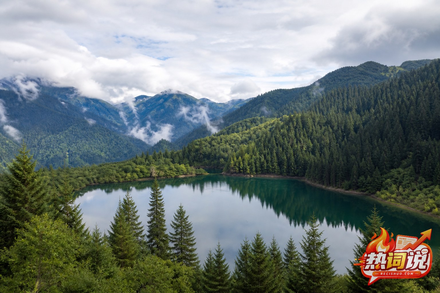 云雾与层叠森林环绕的武陵山高山天池全景