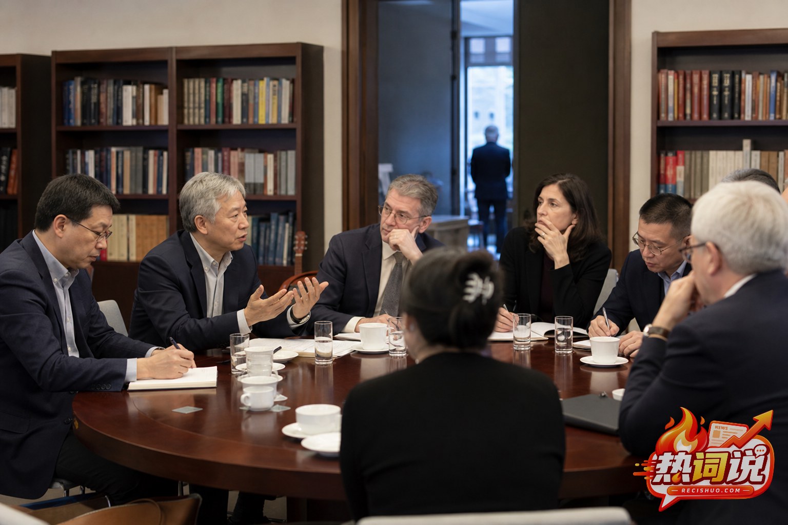 中美学者和政策研究人士围绕圆桌进行1.5轨交流的场景