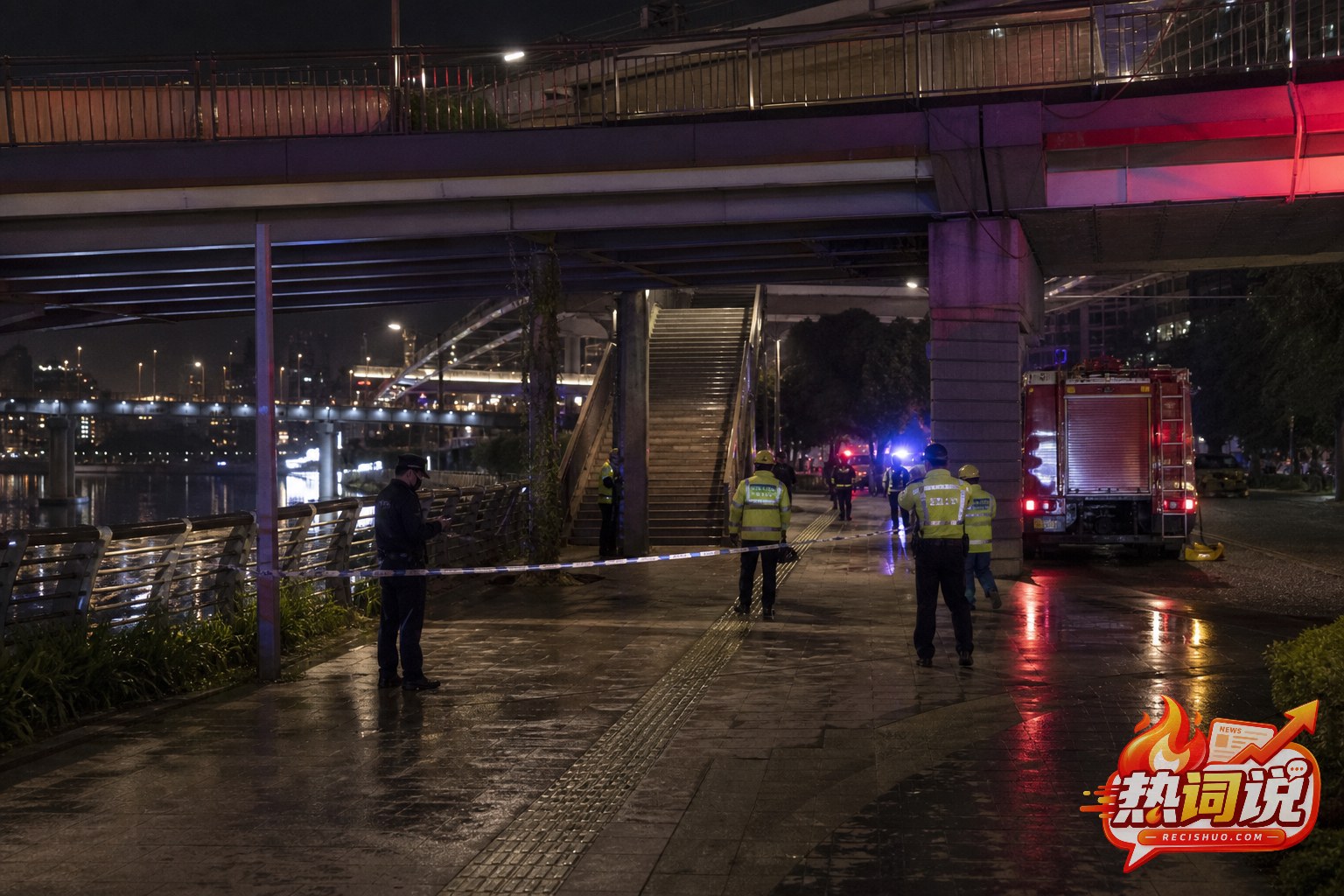 重庆城市人行天桥下的夜间安全管控与应急处置场景