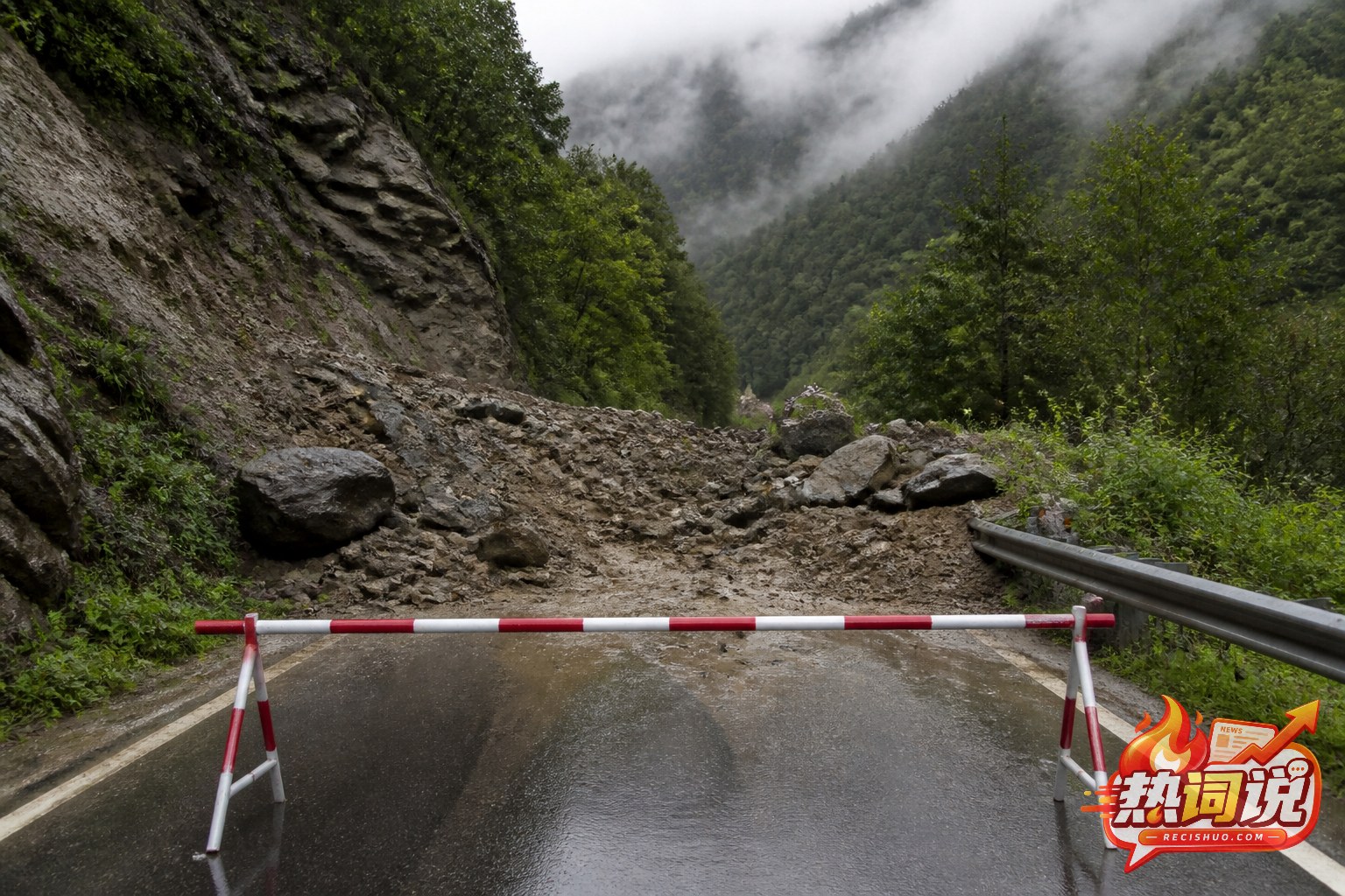 雨后山间公路被泥土和落石阻断,前方设置临时隔离栏的示意场景