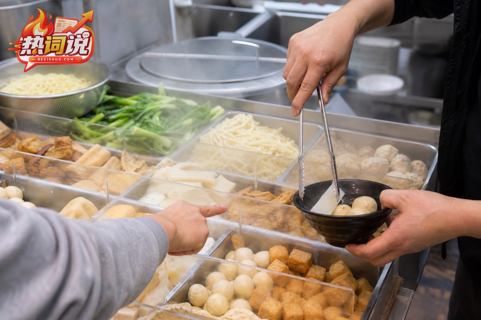 顾客在香港车仔面档口挑选鱼蛋萝卜等配料