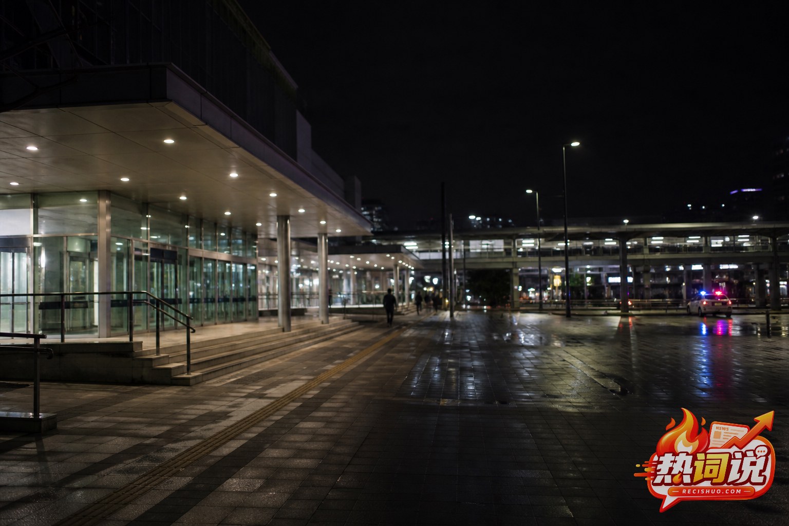 雨夜韩国城市铁路车站外景与远处巡逻车辆