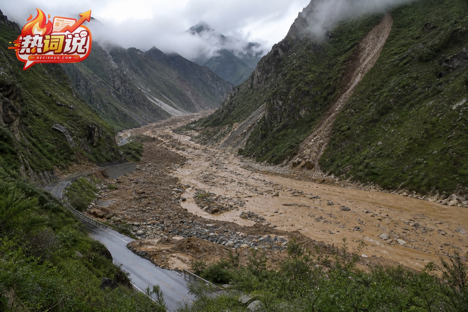 雨雾笼罩的高山峡谷中泥石流冲毁部分道路的远景示意图