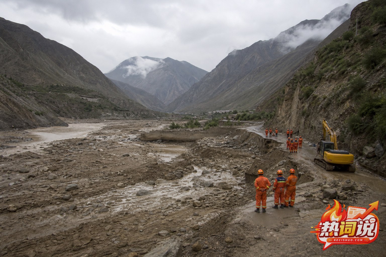 阴雨山谷中救援人员在泥石流冲毁的道路和河道旁开展抢险作业