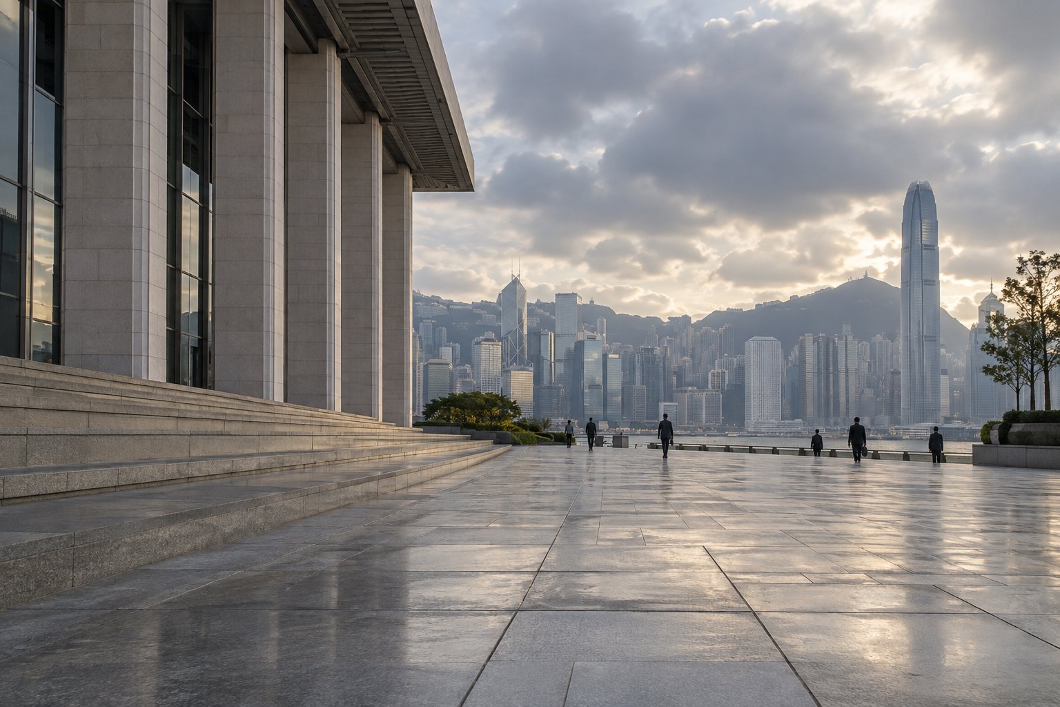 香港海滨公共建筑与远处城市天际线构成的庄重城市景观