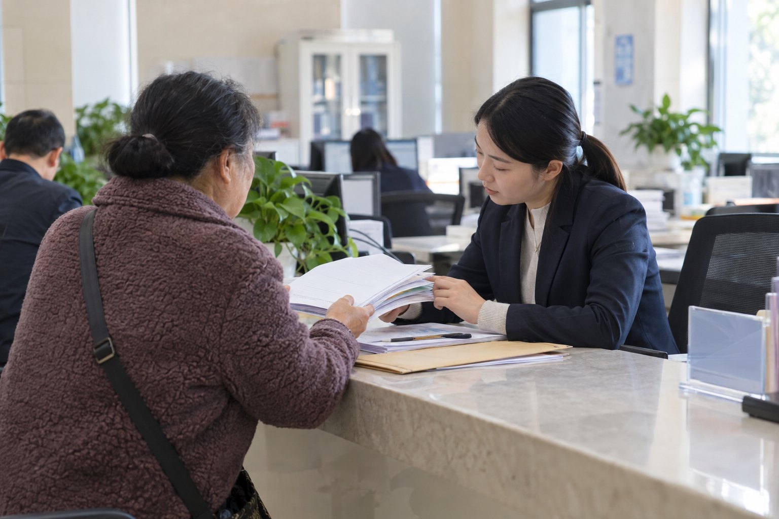 居民在公共服务窗口提交材料并咨询低保资格审核问题