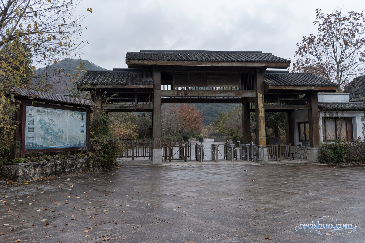 空荡且设施陈旧的景区入口与关闭的检票闸机