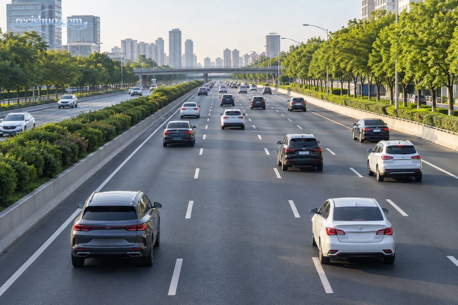 城市多车道上车辆保持合理车距有序行驶