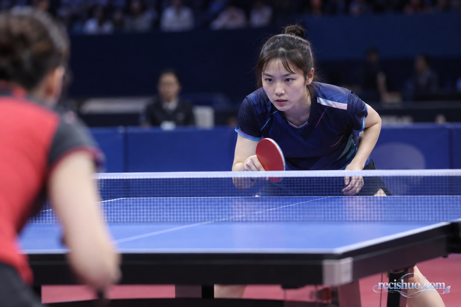 女子乒乓球运动员降低重心准备接发球