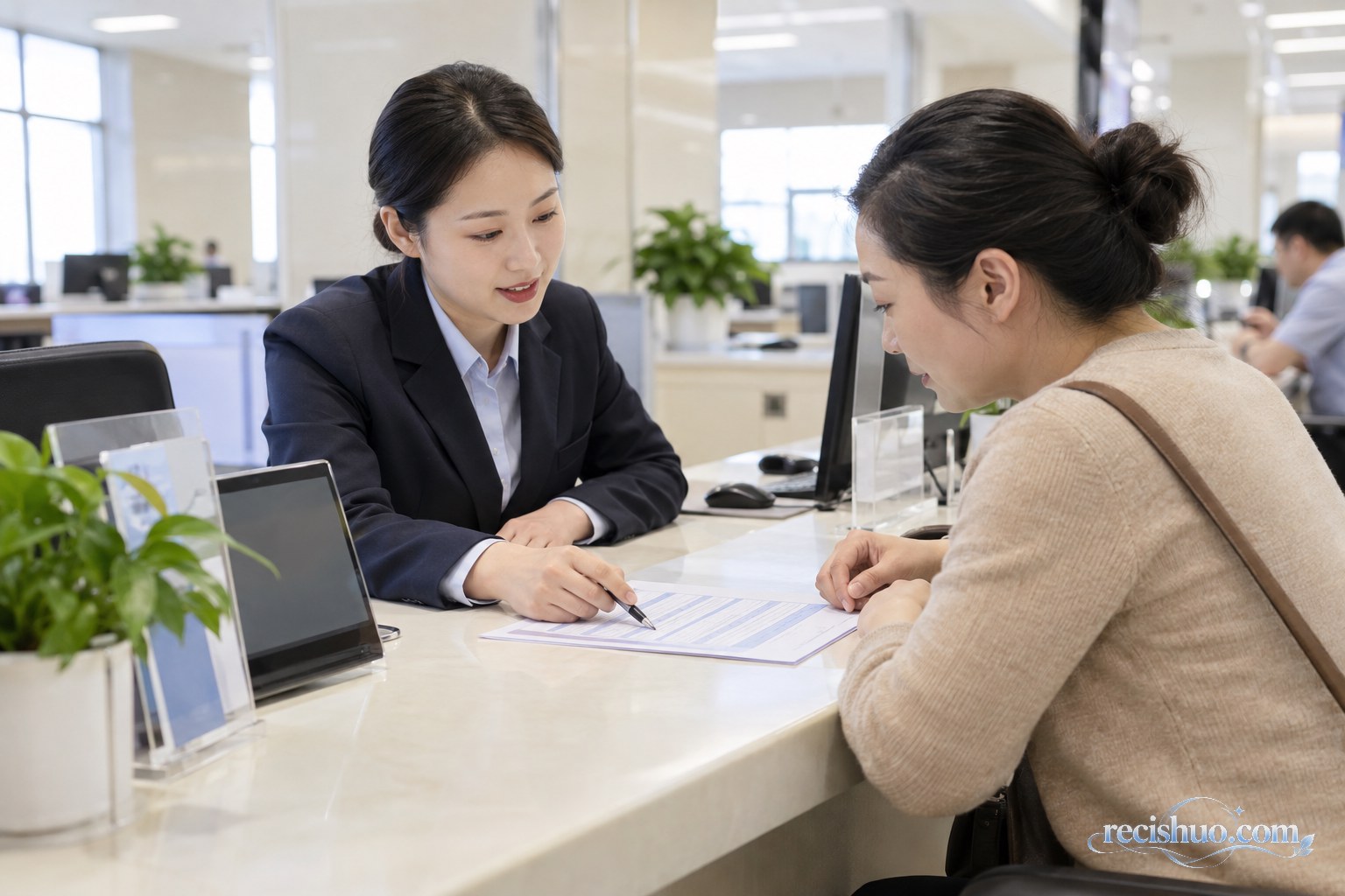 市民在公共服务窗口咨询社保缴费基数问题