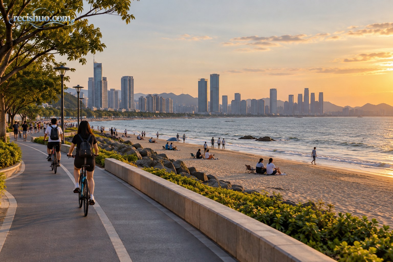 旅行者在滨海城市步道骑行并欣赏夕阳海景