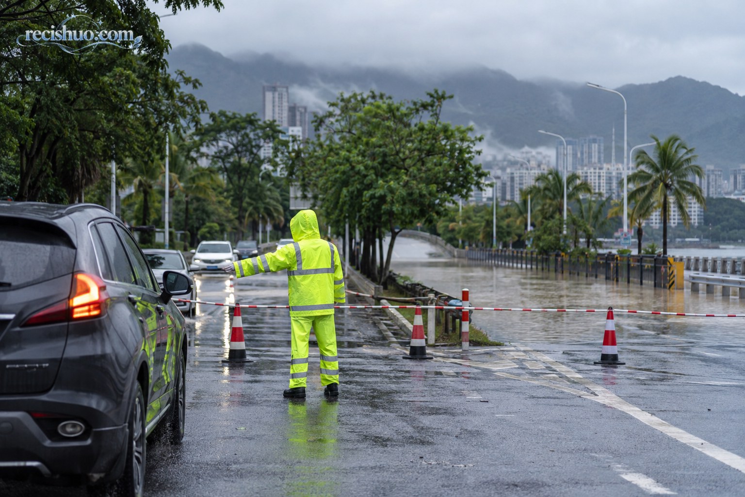 暴雨积水路段实施交通管控并引导车辆绕行
