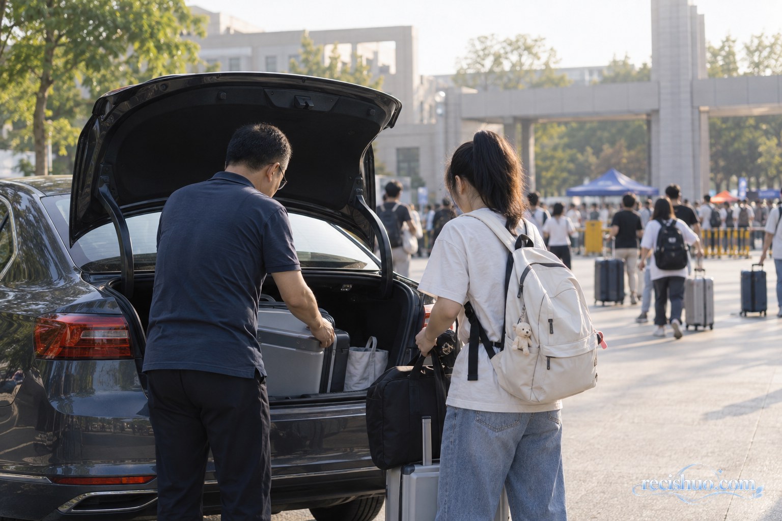 高校报到日家长与女儿在普通轿车后备厢旁整理行李的纪实场景